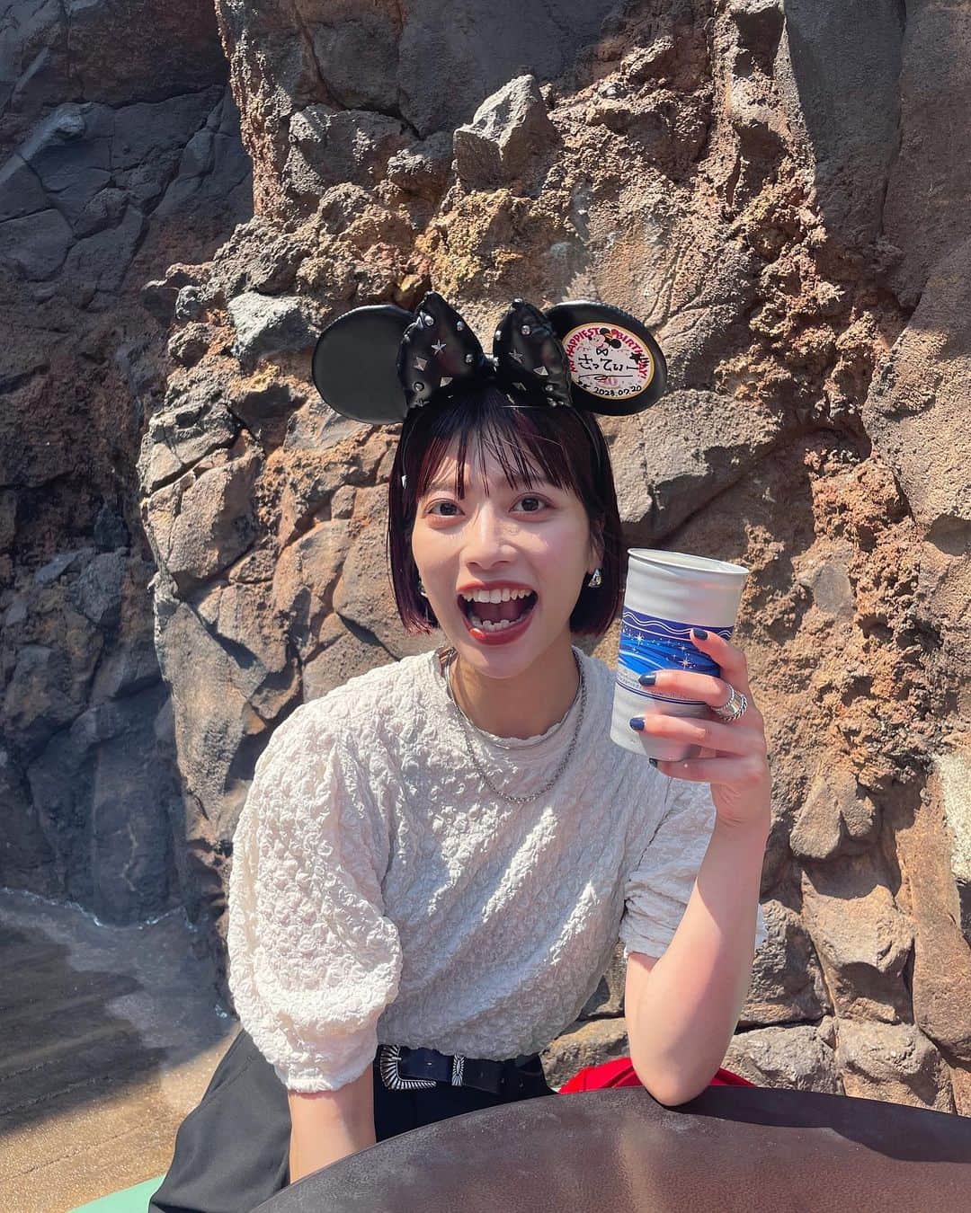 奥田紗都さんのインスタグラム写真 - (奥田紗都Instagram)「.  久々のディズニー🐭 ⁡ ⁡ ⁡ ディズニーで飲むビールが美味しすぎて めちゃくちゃ幸せそう🍺（笑） ⁡ ⁡ ⁡ ⁡ ⁡ ⁡ ⁡ #disneysea #東京ディズニーシー #バースデーディズニー」7月25日 20時52分 - osato720