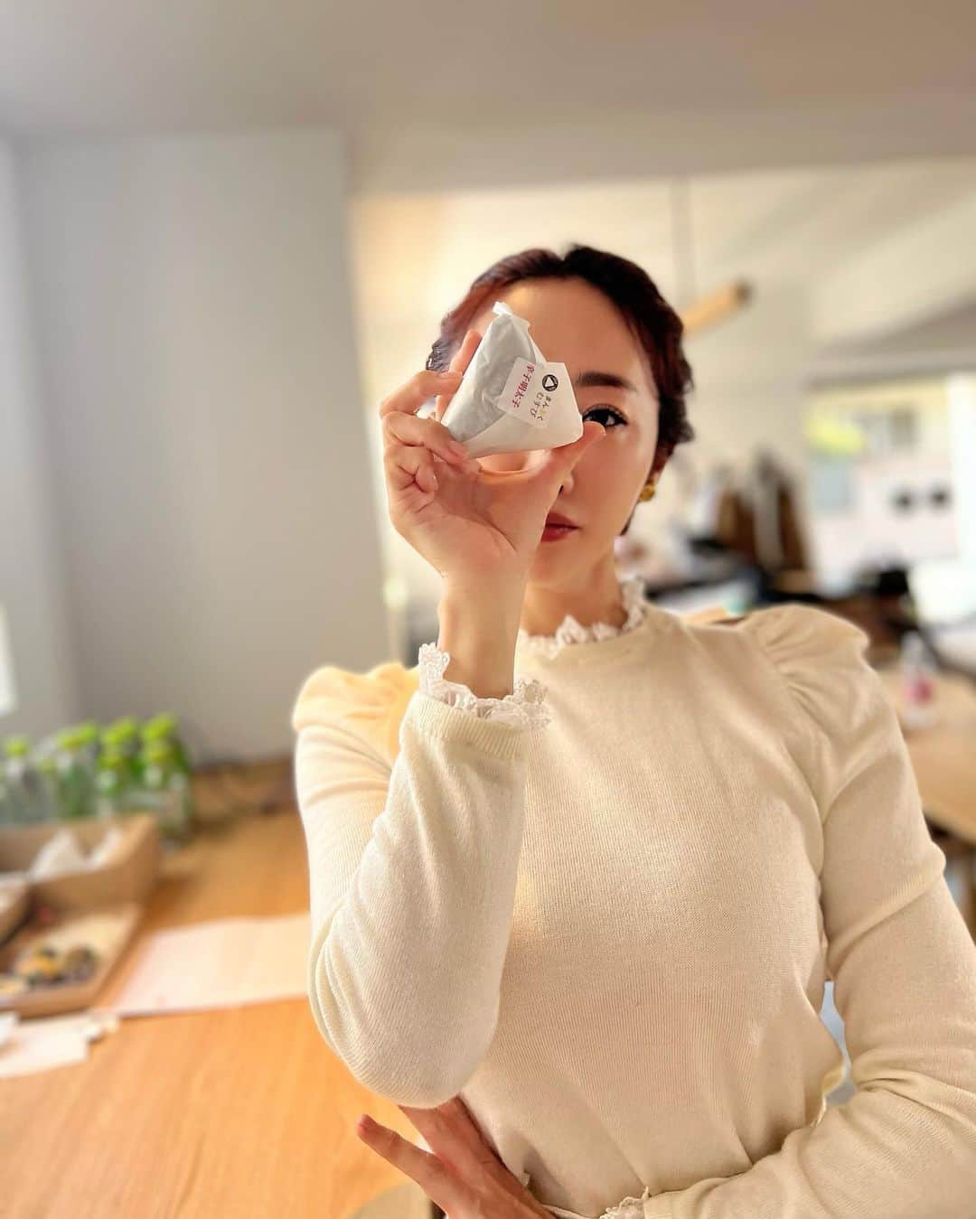 神崎恵のインスタグラム：「・ 今日もお疲れさまでした。 仕事中も、家でも、とにかくよく食べよく動く。 撮影中も、すきあれば。 この日は、コラボ服の撮影でした。 このレース付きニット、気に入っています。 デニムに合わせてきる予定。 色違いの黒もかわいいんです🐈‍⬛ ほどよく食べ、ほどよく動き、ほどよく寝て、元気に夏を楽しみたいです。  先程三男がごはんをほおばりながら、 「ママ！ぼくのすきなことばしってる？ すきあらば手をうつ！だよ！わかる⁈」 と言っておりました。 わかるよ！」