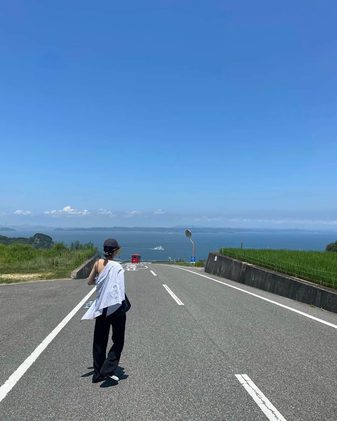 松本瞳さんのインスタグラム写真 - (松本瞳Instagram)「豊島と直島⛵️ 行ってみたかった豊島美術館、豊島ステイも良かった、直島では行きたいところまだまだある、他の季節も行ってみたい、という感じです💭（まとめるの下手🥺」7月25日 20時47分 - hitomi.mats