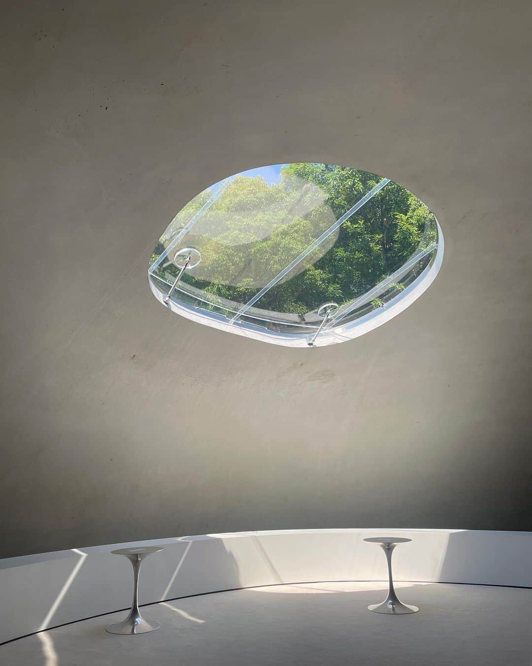 松本瞳のインスタグラム：「豊島と直島⛵️ 行ってみたかった豊島美術館、豊島ステイも良かった、直島では行きたいところまだまだある、他の季節も行ってみたい、という感じです💭（まとめるの下手🥺」