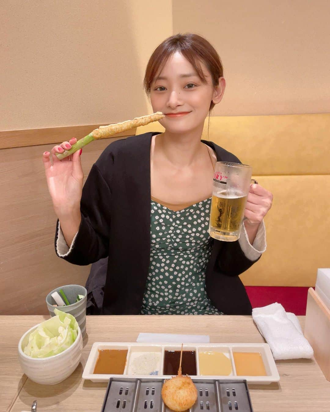 内田美麗（麗奈ゆう）のインスタグラム：「串揚げとビールは最高なのよ🍺 このアスパラ揚げめっっちゃ美味しかった🥹❤️ 時差投稿だけど🍑  最近家で作るご飯がうどんかそうめんなんだけど、栄養も取れて手軽に作れる料理ありますか？  #ご飯#美味しいもの#串揚げ#呑み」