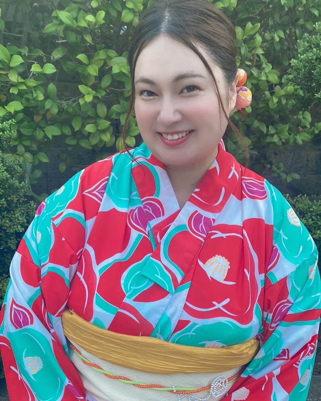 大橋ミチ子のインスタグラム：「#葛飾納涼花火大会 に行ってきました🎆✨🥰  花火大会に行ったのいつぶりだろー？ ってくらいで、 人混みすらも、ああ、夏だなあって いつもなら嫌なはずなのに 夏を感じでしまいました🤣✨笑  今年は、2万発花火があがったらしくて 感動をありがとう🥹🎇  そして、今回の浴衣も、 桃姫プラスさんでレンタルしました😍 ( @momohime_plus ) 今回は、赤と水色の浴衣をチョイス👘💕  とっても華やかで、より花火大会が楽しめました❤️  いつもありがとうございます😊  近々YouTubeも投稿するので、楽しみにしていてね🥹💓  #浅草　#浴衣レンタル　#着物レンタル」