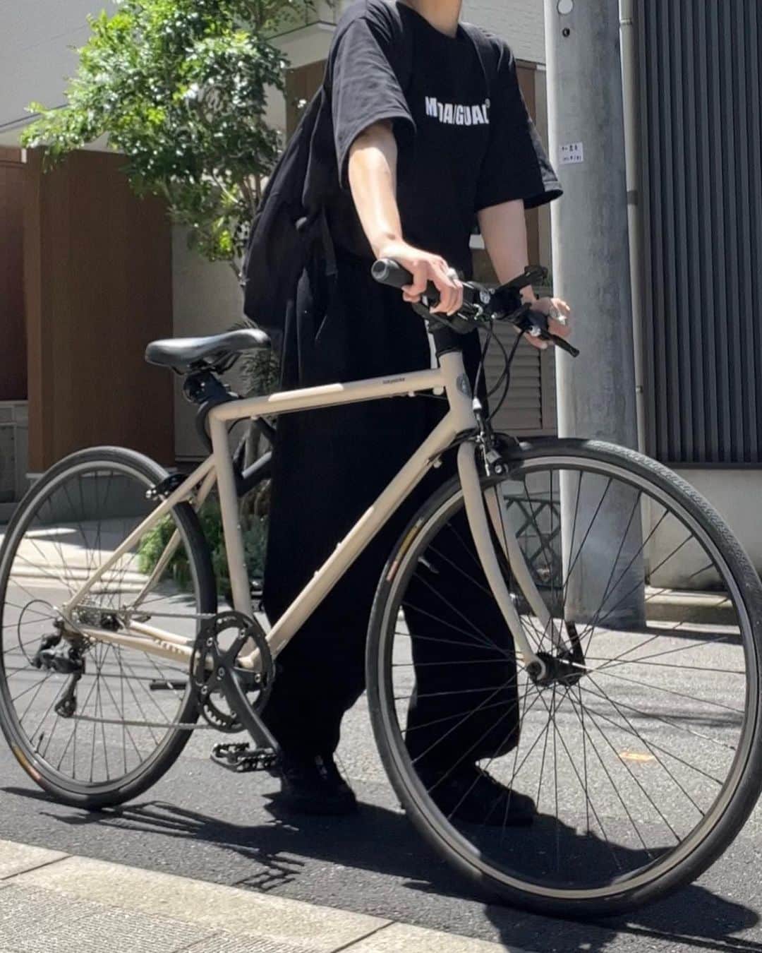 のインスタグラム：「🚲  昨日の投稿で沢山質問を頂いたのですが 自転車は @tokyobike_jp です🎣🌬️ .  tops... @somom_and_co pants... @somom_and_co bag... @champion_japan shoes... @salomon_japan . . . #ootd#日々#シンプル#シンプルコーデ#メンズライク #夏コーデ#サムオム#somomandco#サムオムアンドコー#シティーポップ#シティボーイ #シティポップ#ストリートシック#ストリートコーデ #ストリート#アウトドアファッション#popey#ポパイ#cityboy#citystyle#オールブラック#ワイドパンツ#salomon #salomonxt6 #champion#トーキョーバイク#tokyobike」