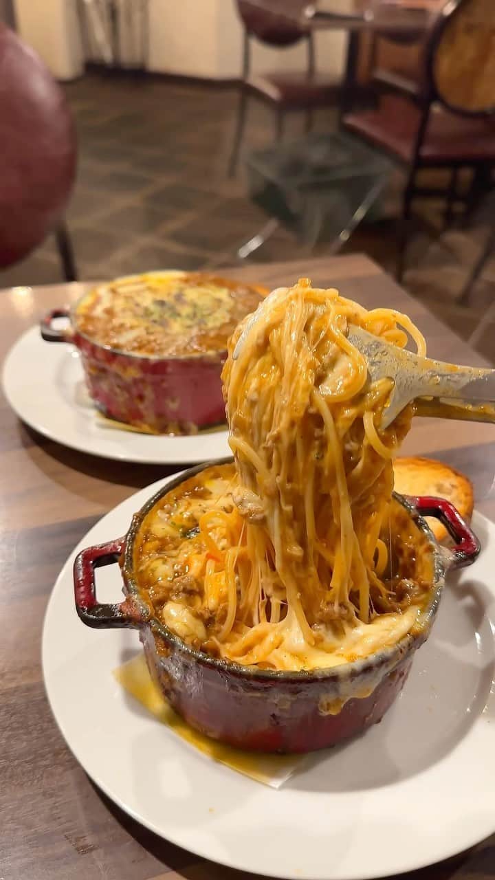 のインスタグラム：「【ATTACHMENT】  @東京：新宿駅から徒歩9分  ミートパスタをチーズで蓋をした溶岩パスタを食べられるお店。  麺を掴むとチーズの雪崩が起こるインパクト抜群な逸品で、お肉もチーズのハーモニーが最高！  超幅広な1枚麺カルボナーラも人気 モチモチ食感に仕上げられており、濃厚クリーミーなカルボナーラソースに絡めて食べると最高！  一緒についてくるパンをソースにたっぷり浸しても相性抜群です🍝  巨大ベーコンを載せたカルボナーラもあるので、香ばしい大判ベーコンを堪能したい人はこちらがオススメです！  金額は各パスタ1548円  パスタ系はボリュームもあるのでシェアして食べても良いかも！  お店はオシャレな空間になっていてカフェ利用にもピッタリです！  お店のアカウント👉@attachment3825  ⏰11:30〜23:00 🏪不定休 📍東京都新宿区西新宿7-7-29 西新宿ビル B1F   #新宿グルメ #新宿カフェ #新宿ランチ」