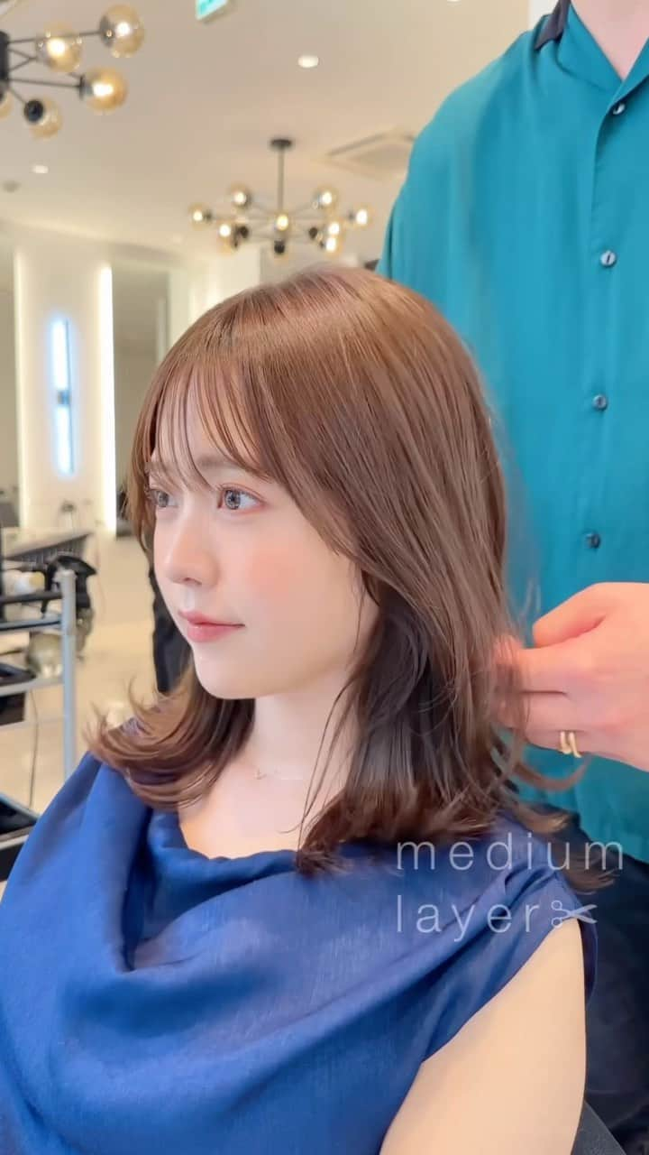 齋藤純也のインスタグラム：「ミディアムレイヤースタイル✂︎  大きく動きのあるレイヤースタイルがこだわりです💇‍♀️ 美しいカットデザインでその人に似合うヘアスタイルを作ります♩ 骨格と輪郭と髪質に合わせて誰よりも似合うカットを  ✴︎PRICE✴︎ カット✂︎7700円 カラー✂︎7700円  カットなしの場合シャンプーブロー料金+2200円 カラーはトリートメントin処方で圧倒的な艶感と手触りをプラスします。 ブリーチor3Dハイライト施術はプラス7700円です。 パーマ✂︎7700円 トリートメント✂︎種類多数によりカウンセリングで決めさせていただきます。5500円〜11000円 縮毛矯正✂︎17600円、前髪のみは6600円 ・ ネット予約が×の所もお電話かDMで時間調整できますので気軽にご連絡ください！ kelly.表参道本店　A1出口より徒歩45秒 東京都渋谷区神宮前5-2-5 JY表参道ビル２Ｆ kelly. ・ ・ ✔️群馬県伊勢崎市で出勤するスケジュールは隔週水曜日です。 群馬店は料金が異なります、お問い合わせください 群馬のご予約はＤＭまたは ホットペッパービューティーで  kelly. by L.O.G 検索✂︎ 在籍日程が少なくて申し訳ありません。 薬剤は最新のものを揃えました 群馬県伊勢崎市宮前町146-1」