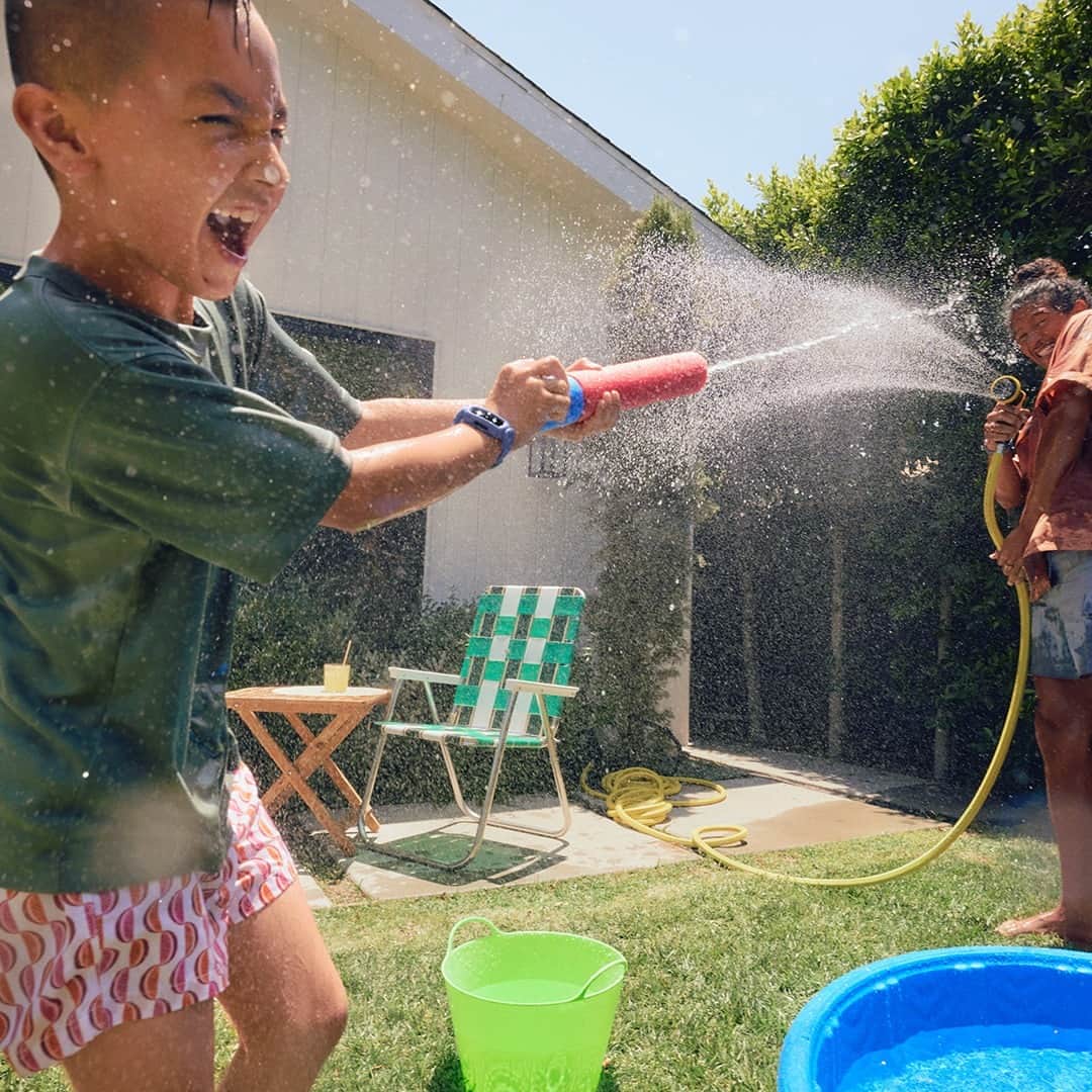 Fitbit Japanのインスタグラム：「昔に戻って子どもみたいに思いっきり水遊びできたら、暑い夏も乗り切れるかも？ #Fitbit は防水仕様だから濡れても安心🏊‍♀️」