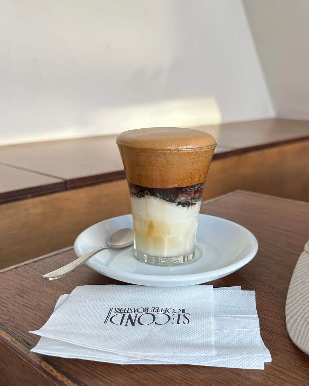 kannnaさんのインスタグラム写真 - (kannnaInstagram)「📍韓国 安国あたり second coffee  CAFEECREAM頼んだけど 1番下がアイスクリームで 三層になってて混ぜて食べたら めっちゃ美味しかった🍨 また食べたい！！！オススメ！！！  #韓国カフェ　#안국카페  #韓国グルメ  #安国カフェ  #카페 #카페맛집」7月25日 21時00分 - lg1125k