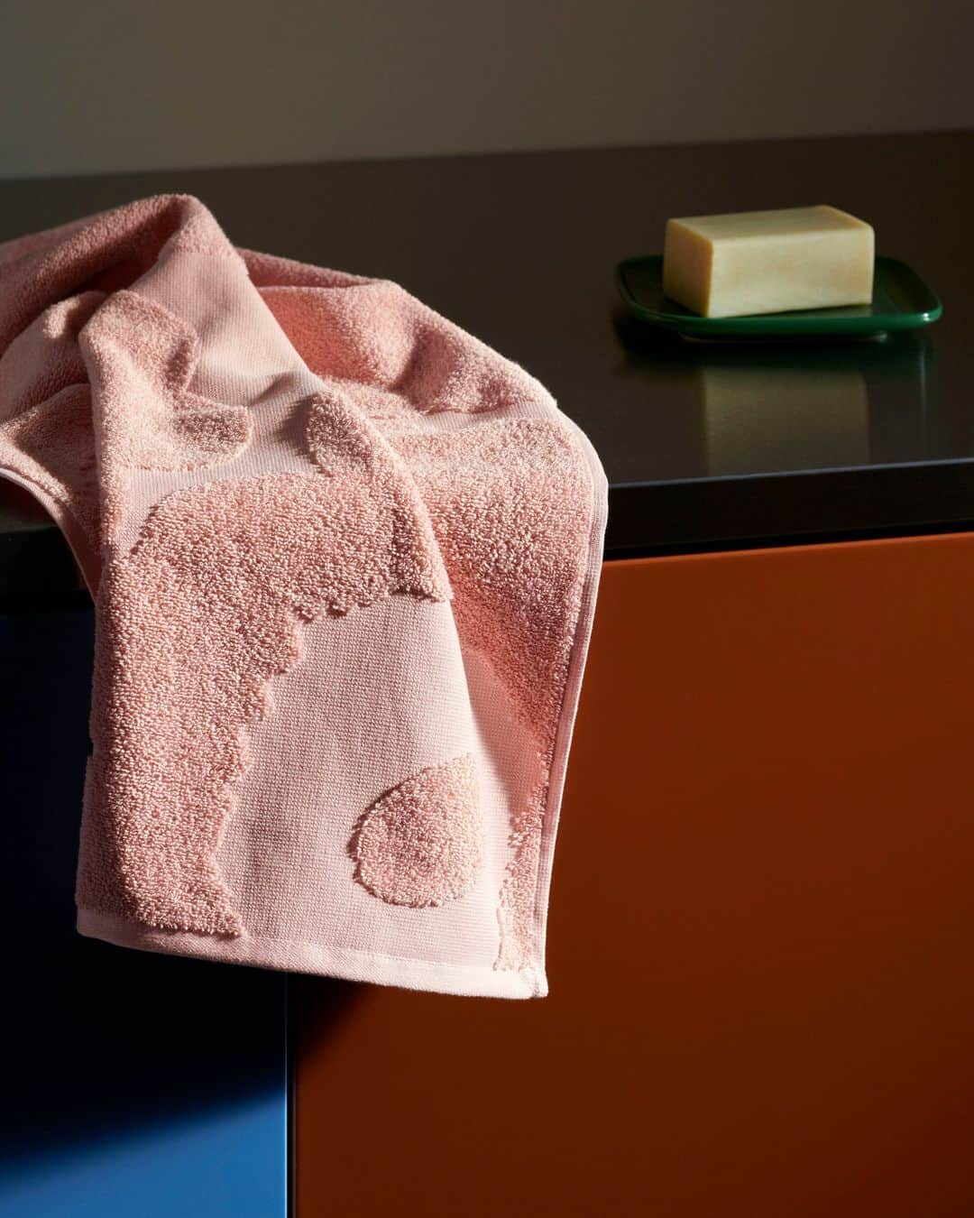 マリメッコのインスタグラム：「Calling all the lovers of subtle patterns and sweet colorways! Our continuing line of timeless Marimekko home essentials will keep bringing you tone-to-tone home textiles and bathroom items in our most beloved designs. All the items are this season made either fully or partly from organic cotton or recycled cotton. Pssst! The color palette is charming both now and in the future. 💕  Discover the new home essentials at marimekko.com. #marimekko」