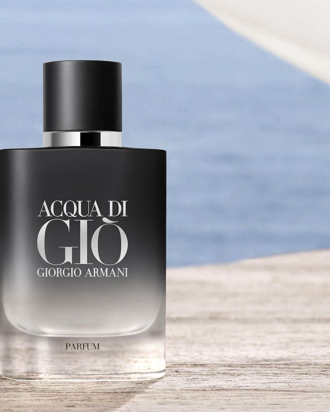 Armani Beautyさんのインスタグラム写真 - (Armani BeautyInstagram)「Capture the sensations of nature. Through its incandescent intensity and distinctive marine notes, ACQUA DI GIÒ PARFUM emanates a new level of freshness, all encapsulated in a sleek and masculine refillable bottle.  #Armanibeauty #AcquaDiGio #Fragrance」7月25日 21時00分 - armanibeauty