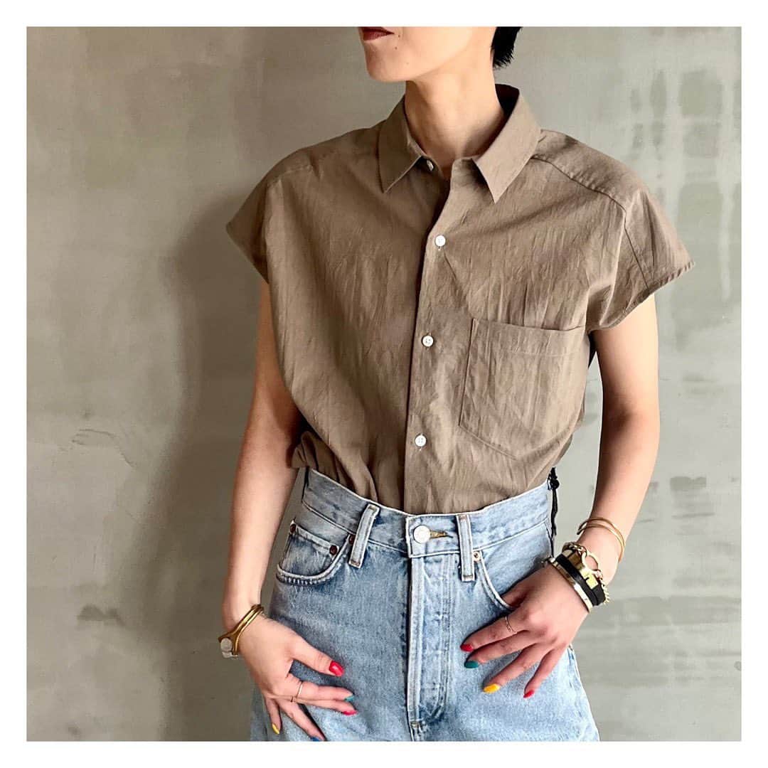エリオポールのインスタグラム：「2023 Summer Collection  Shirt  16.500yen / HÉLIOPÔLE   Ref: 13003092036HN Color: L.gray. Brown. Black Siz: 38  下記店舗にてお電話での通販を承っております。  HELIOPOLE代官山店  03 3770 6438  HELIOPOLE 札幌店  011 209 5455  @heliopole_official #HELIOPOLE  #エリオポール」