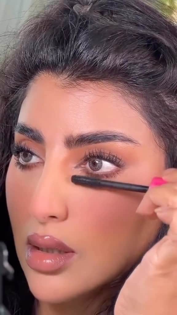 Huda Kattanのインスタグラム：「Thank you for the review gorgeous 🙏🏽❤️ @buthaina_alraisi1 If you’re looking for volume, this mascara is for you. #hudabeauty1coatwow」