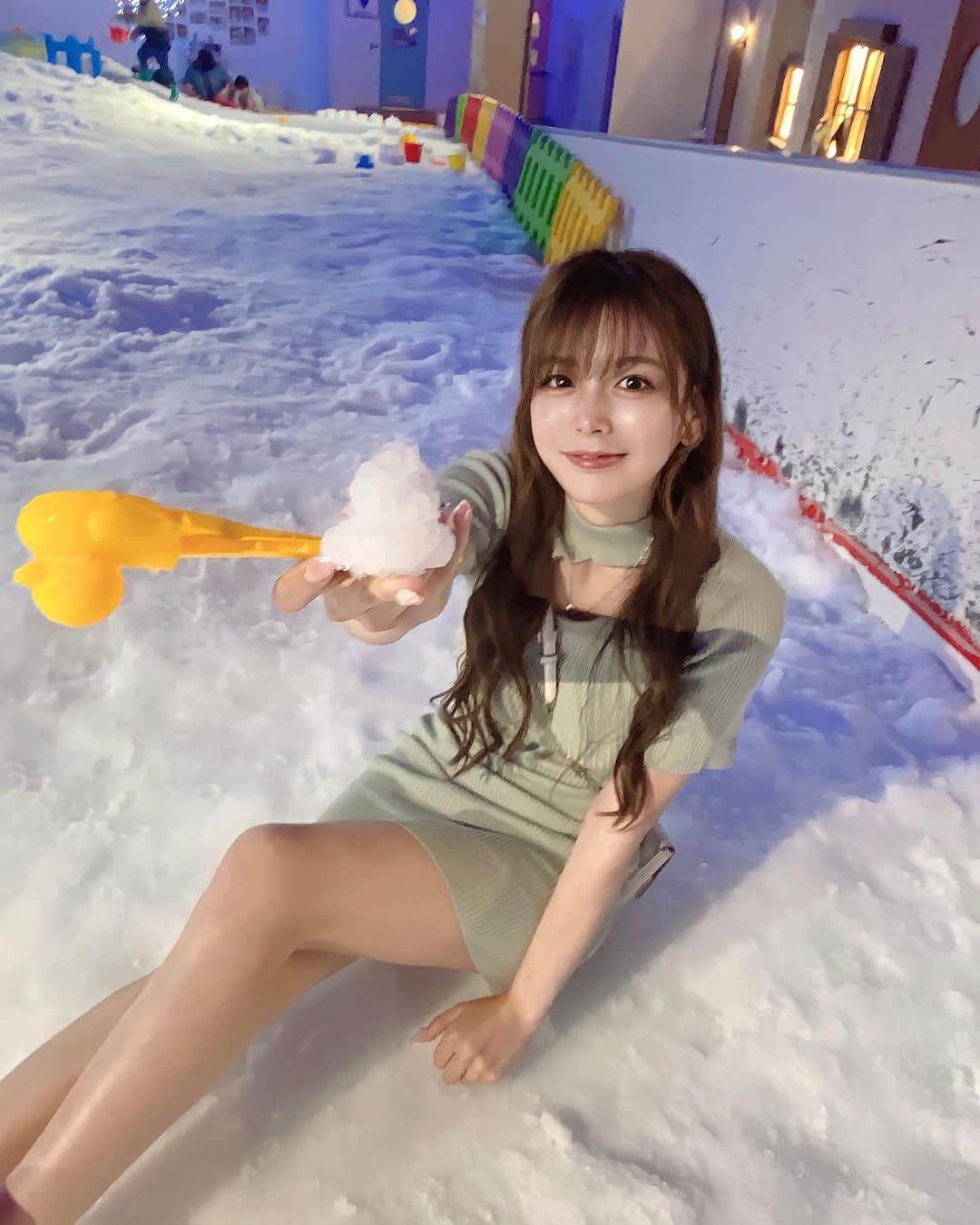 のインスタグラム：「⛄️🤍🤍 ・ 真夏ですが 雪遊びしてきました( ◜▿◝ )❄️ ・ ・ ・ #summer #夏  #雪遊び #氷 #室内遊び場  #アソビマーレ #八王子 #東京」