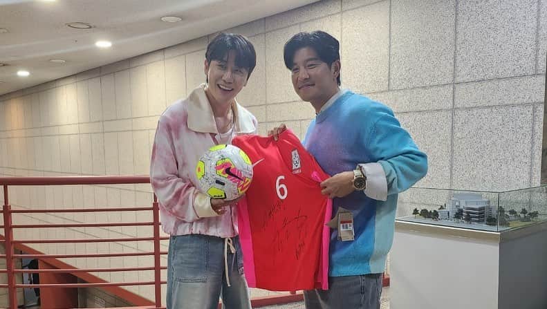 パク・チュホのインスタグラム：「오늘밤 10시 20분 SBS강심장리그 많은 시청 부탁드려요 🥰🙏」
