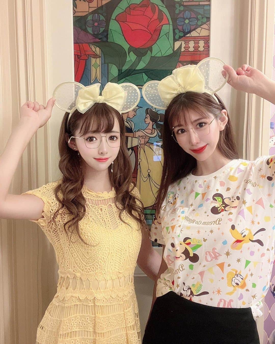 倉岡生夏さんのインスタグラム写真 - (倉岡生夏Instagram)「🧑‍🍳🐭♡ ・ ・ シェフミッキー❣️ミッキーと久しぶりにハグできたよ❤️ 私は40周年Tシャツのキッズサイズ頑張ってきた♡笑 そして @xxmikigalleryxx みきにゃんがディズニーホテル来てくれた♡♡ お揃いのカチューシャと、ミッキーのシャボン玉🫧出るやつ❣️頂いた♡ 本当に可愛くて優しい❣️この前2人で居たら妹さんですか？っていわれたけど😆みきにゃん若すぎる笑 ・ ・ カチューシャにバースデーシール貼ってたらたくさんおめでとう🎉って言ってもらえました笑 ・ ・ ・ ・ ・ #シェフミッキー #ディズニーランドホテル #ディズニーランド #美女と野獣 #ベルコーデ #美女と野獣ルーム #誕生日 #ミッキーマウス #誕生日パーティー #ディズニー好きな人と繋がりたい #ディズニー好き #ディズニー好きママ #親子ディズニー #ディズニーコーデ #ディズニー風景 #ディズニーリゾート #美女と野獣魔法のものがたり #アラサーコーデ #ディズニー部 #ディズニーカチューシャ #disneylandhotel #tokyodisneyresort」7月25日 21時02分 - kinatty.land
