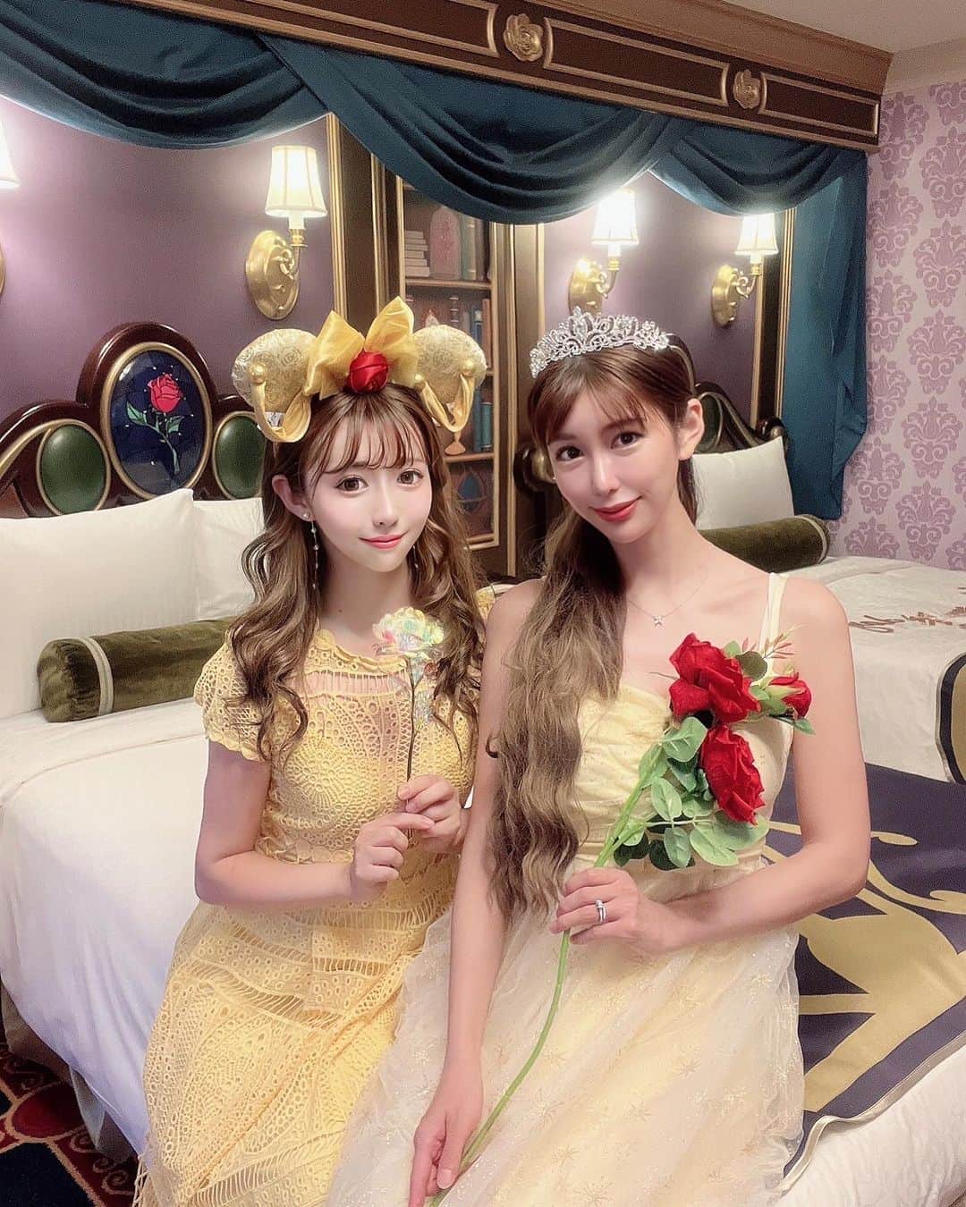 倉岡生夏さんのインスタグラム写真 - (倉岡生夏Instagram)「🧑‍🍳🐭♡ ・ ・ シェフミッキー❣️ミッキーと久しぶりにハグできたよ❤️ 私は40周年Tシャツのキッズサイズ頑張ってきた♡笑 そして @xxmikigalleryxx みきにゃんがディズニーホテル来てくれた♡♡ お揃いのカチューシャと、ミッキーのシャボン玉🫧出るやつ❣️頂いた♡ 本当に可愛くて優しい❣️この前2人で居たら妹さんですか？っていわれたけど😆みきにゃん若すぎる笑 ・ ・ カチューシャにバースデーシール貼ってたらたくさんおめでとう🎉って言ってもらえました笑 ・ ・ ・ ・ ・ #シェフミッキー #ディズニーランドホテル #ディズニーランド #美女と野獣 #ベルコーデ #美女と野獣ルーム #誕生日 #ミッキーマウス #誕生日パーティー #ディズニー好きな人と繋がりたい #ディズニー好き #ディズニー好きママ #親子ディズニー #ディズニーコーデ #ディズニー風景 #ディズニーリゾート #美女と野獣魔法のものがたり #アラサーコーデ #ディズニー部 #ディズニーカチューシャ #disneylandhotel #tokyodisneyresort」7月25日 21時02分 - kinatty.land