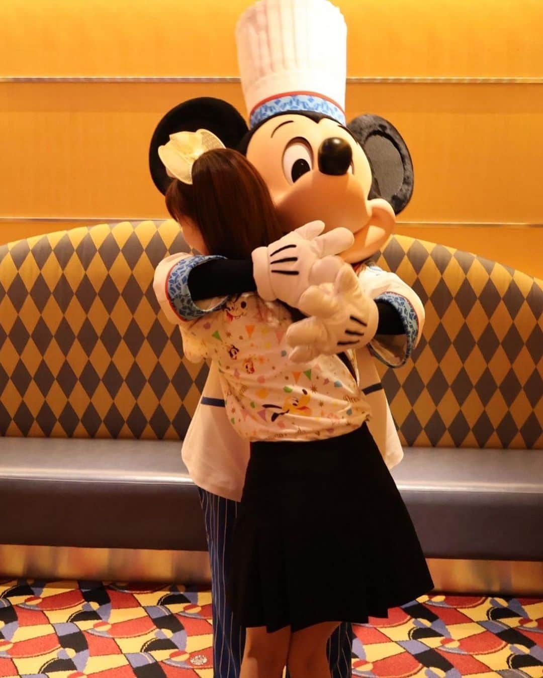 倉岡生夏さんのインスタグラム写真 - (倉岡生夏Instagram)「🧑‍🍳🐭♡ ・ ・ シェフミッキー❣️ミッキーと久しぶりにハグできたよ❤️ 私は40周年Tシャツのキッズサイズ頑張ってきた♡笑 そして @xxmikigalleryxx みきにゃんがディズニーホテル来てくれた♡♡ お揃いのカチューシャと、ミッキーのシャボン玉🫧出るやつ❣️頂いた♡ 本当に可愛くて優しい❣️この前2人で居たら妹さんですか？っていわれたけど😆みきにゃん若すぎる笑 ・ ・ カチューシャにバースデーシール貼ってたらたくさんおめでとう🎉って言ってもらえました笑 ・ ・ ・ ・ ・ #シェフミッキー #ディズニーランドホテル #ディズニーランド #美女と野獣 #ベルコーデ #美女と野獣ルーム #誕生日 #ミッキーマウス #誕生日パーティー #ディズニー好きな人と繋がりたい #ディズニー好き #ディズニー好きママ #親子ディズニー #ディズニーコーデ #ディズニー風景 #ディズニーリゾート #美女と野獣魔法のものがたり #アラサーコーデ #ディズニー部 #ディズニーカチューシャ #disneylandhotel #tokyodisneyresort」7月25日 21時02分 - kinatty.land