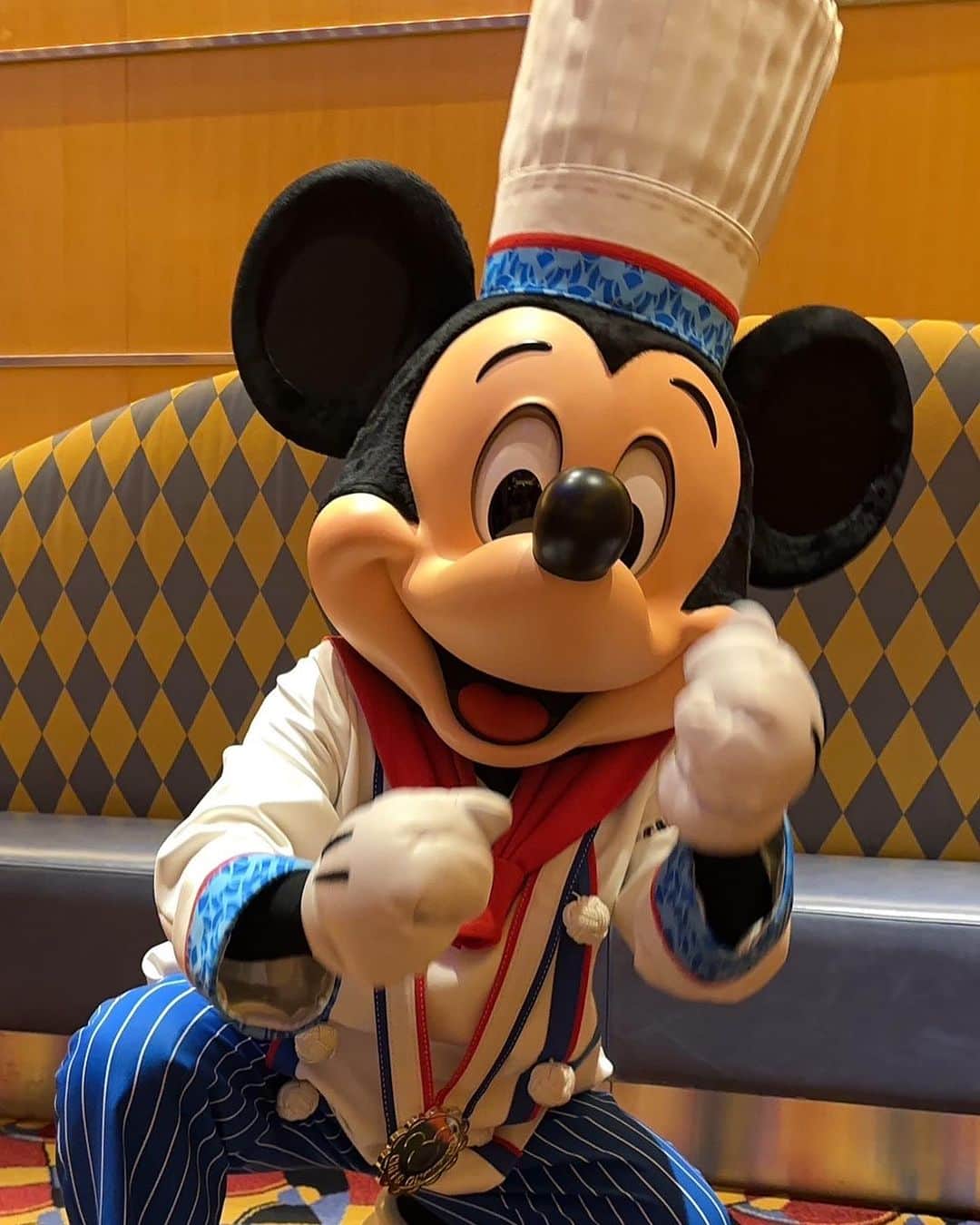 倉岡生夏さんのインスタグラム写真 - (倉岡生夏Instagram)「🧑‍🍳🐭♡ ・ ・ シェフミッキー❣️ミッキーと久しぶりにハグできたよ❤️ 私は40周年Tシャツのキッズサイズ頑張ってきた♡笑 そして @xxmikigalleryxx みきにゃんがディズニーホテル来てくれた♡♡ お揃いのカチューシャと、ミッキーのシャボン玉🫧出るやつ❣️頂いた♡ 本当に可愛くて優しい❣️この前2人で居たら妹さんですか？っていわれたけど😆みきにゃん若すぎる笑 ・ ・ カチューシャにバースデーシール貼ってたらたくさんおめでとう🎉って言ってもらえました笑 ・ ・ ・ ・ ・ #シェフミッキー #ディズニーランドホテル #ディズニーランド #美女と野獣 #ベルコーデ #美女と野獣ルーム #誕生日 #ミッキーマウス #誕生日パーティー #ディズニー好きな人と繋がりたい #ディズニー好き #ディズニー好きママ #親子ディズニー #ディズニーコーデ #ディズニー風景 #ディズニーリゾート #美女と野獣魔法のものがたり #アラサーコーデ #ディズニー部 #ディズニーカチューシャ #disneylandhotel #tokyodisneyresort」7月25日 21時02分 - kinatty.land
