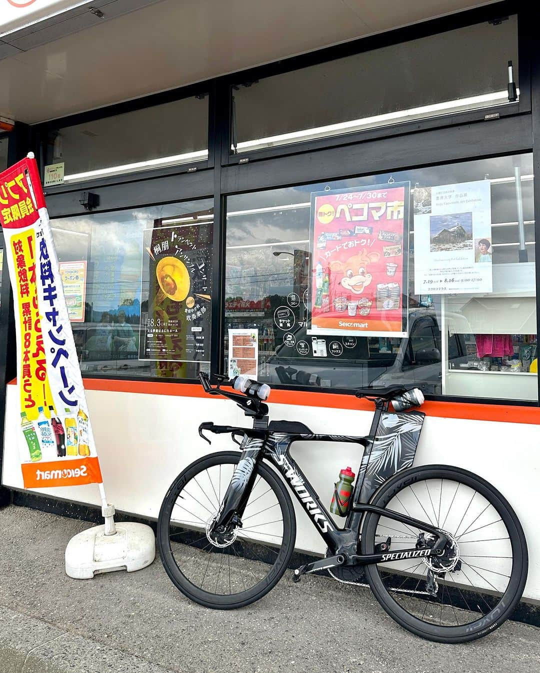 竹谷賢二さんのインスタグラム写真 - (竹谷賢二Instagram)「暑さ逃れて北の大地へ！ のはずが、帯広の今日は北海道一暑い35.5℃  湿気は少なめなものの、陽射しの強さと熱風にやられてのロングライド、オアシスが如し #セイコーマート 、らしい補給選びつつも、飲んでも飲んでも足りない感が続く。  ブリックランまで終えて #アバンド 超回復からの、カルニチン摂取を生ラムでさらに回復促進を。  明日は涼を求めて1,100mへ！  #トライアスロン #トレーニング #ロードバイク #スペシャライズド #ランニング #ホカ #ガーミン #フォアランナー965 #スペシャライズド幕張 #エンデュアライフ」7月25日 21時03分 - tktakeyakenji