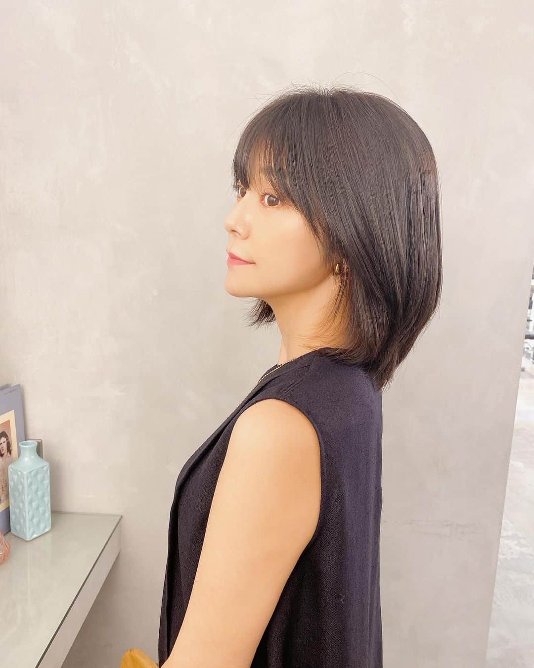 伊瀬茉莉也のインスタグラム：「_  あっという間に7月も後半！ 相変わらずバタバタと日々が過ぎていきます〜  髪色、いつもより暗めにしてもらいました〜 やっぱりこのぐらい落ち着いた色が好き❤︎  3枚目は暑さを忘れさせてくれる茄子の冷製パスタ🍆 燻製された茄子とミョウガが超合う。何杯でも食べられる〜  美味しいもの食べると元気になる😊 夏の日差しに負けないよう 水分と栄養もしっかり摂って夏を乗り切りましょー！  #今年の夏のご予定は ？ #みんなは何するの☺️」