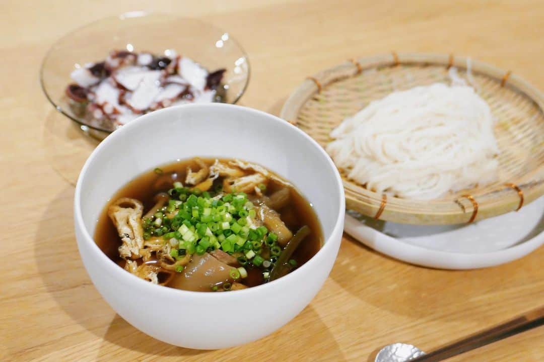 滝沢カレンのインスタグラム：「やっぱり夏だよ冷えた君の🎐  そんなそうめんです。  いつ食べても食べ心地がよくって 食べる覚悟をあまりにも軽くしてくれます。  こんな事なら食べてよかった☺️と 後悔知らずに夏を語ります。  そんな真っ白そうめんにお似合いなのが 真っ茶色めんつゆ。  私はこのめんつゆ作りが夏の風物詩になっています。  めんつゆに入れられたのは、 炒めてヨレヨレになった茄子、 干されたのにまた水分で蘇らせた干し椎茸、 食べれるきのこいっぱい、細々切りした油揚げ カラカラに引き締まった鶏肉です。  これと味の吊り橋である味どうらくの里、みりん、お水でもうこれは美味しい夏の風物詩になります。  鶏肉だろうが豚肉だろうがそこは 変わりなくおいしいです。  ただつゆを冷やして食べたいんだ、という 強引な冷え症泣かせな方は鶏肉の方が脂浮きなく食べれて安心です。  そして、そうめんには悪いですが、 蕎麦にしようがうどんにしようが どっちみち合います🤫(小声)  いろんな夏を作ってみてください🎐  後ろに映った大好きなタコは、 薄く切って好きなドレッシングをかけただけの うつ伏せタコのテカリ添えです。」