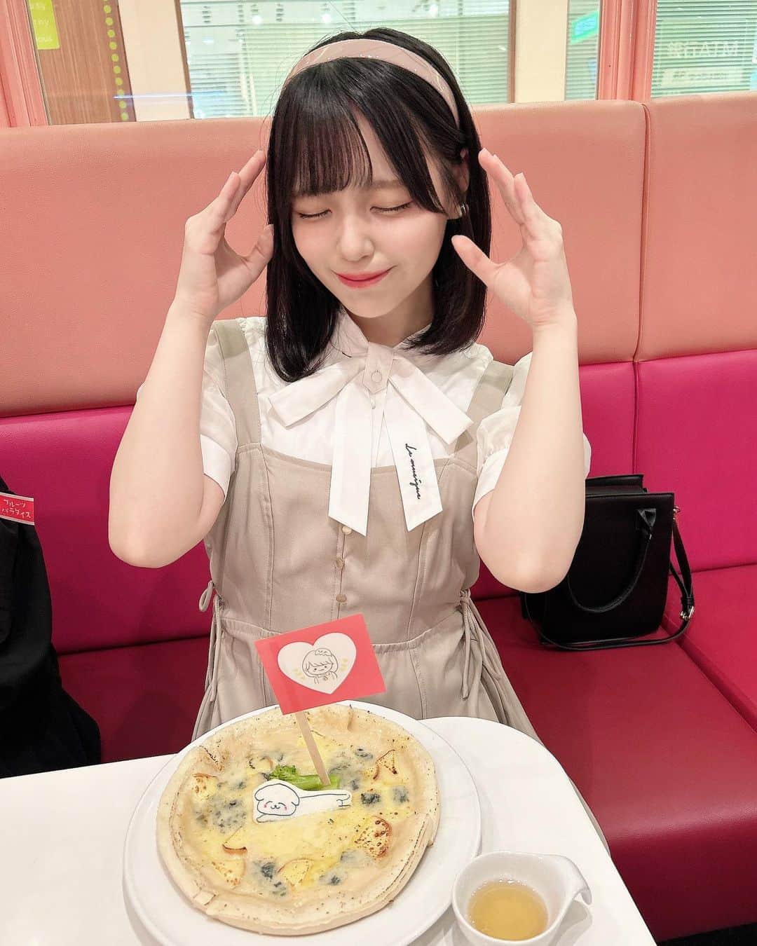 岩田陽菜のインスタグラム：「スイーツパラダイス× STU48 ❤️  私のコラボメニューは食べてくれましたか~？🐥🍕 スイパラさんとコラボできて本当に嬉しいです✨  「ぴよちーずピザ」蜂蜜かけてもかけなくても美味しいです🍯  上野ABAB店ではまだコラボ期間中です✨️」