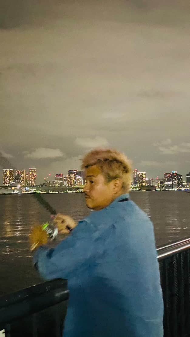 諸星伸一のインスタグラム：「魚が釣れない時、アチャ@acha7500 が踊り出すのはなあぜなあぜ？笑  #lamborghini #ランボルギーニ #morohoshi #諸星伸一 #fightingstar #ファイティングスター #fsbk #世界最強モロックマ #世界最強諸星一家 #諸星一家 #powercraft  #lexani #lexanijapan #rockford #tokyo #japan  最近遊んでもらってる笑 @usanceo  @abe.masatoshi.50」