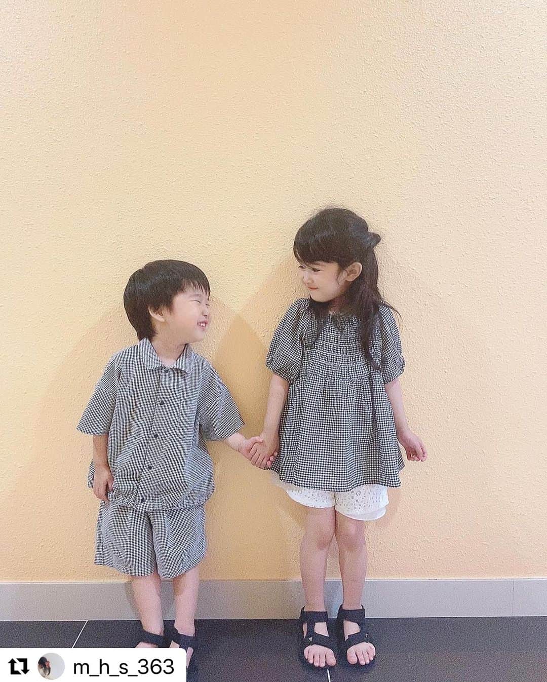 petit mainさんのインスタグラム写真 - (petit mainInstagram)「・  ▶︎Repost Campaign ご投稿ありがとうございます！  AJUGA.コラボのアイテムをリンクコーデでオシャレに着こなしてくれました！柔らかい生地を使い、夏でも涼しく快適に着ていただけますよ。万能なギンガムチェックは、デニムを合わせればカジュアルなコーディネートに早替わり◎ 姉弟でのリンクコーデもおすすめです！プティマインでは、兄弟姉妹、親子のリンクアイテムを多数取り揃えております♪  #Repost @m_h_s_363  ・・・ ♡♡♡ 姉弟リンクコーデ♡ @petitmain_official ♡  ちぴちゃんコラボ、ギンガムも お迎えしたよ🖤🤍  最近2人の好みがあって、 なかなかリンクできないから ひさびさにリンク♡  むすめのチュニックは ホワイトは110でピッタリな感じだったから ギンガムは120にしてみたよ🌈  #petitmain#プティマイン#プティマインコーデ #プティマイン購入品#petitmain購入品#petitmainコーデ #petitmain_official #むすめコーデ#娘コーデ#むすめこーで#むすめふく#娘服#むすこーで #むすこふく#息子服#子供服#こどもふく #子供服コーデ #キッズコーデ#女の子コーデ #女の子ママ#男の子ママ#姉弟お揃い#姉弟リンクコーデ#姉弟コーデ#年子ママ.  #プティマイン着たよ23夏」7月25日 21時07分 - petitmain_official