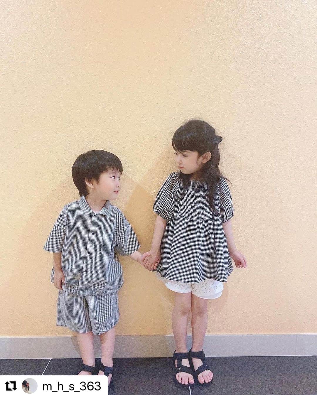 petit mainさんのインスタグラム写真 - (petit mainInstagram)「・  ▶︎Repost Campaign ご投稿ありがとうございます！  AJUGA.コラボのアイテムをリンクコーデでオシャレに着こなしてくれました！柔らかい生地を使い、夏でも涼しく快適に着ていただけますよ。万能なギンガムチェックは、デニムを合わせればカジュアルなコーディネートに早替わり◎ 姉弟でのリンクコーデもおすすめです！プティマインでは、兄弟姉妹、親子のリンクアイテムを多数取り揃えております♪  #Repost @m_h_s_363  ・・・ ♡♡♡ 姉弟リンクコーデ♡ @petitmain_official ♡  ちぴちゃんコラボ、ギンガムも お迎えしたよ🖤🤍  最近2人の好みがあって、 なかなかリンクできないから ひさびさにリンク♡  むすめのチュニックは ホワイトは110でピッタリな感じだったから ギンガムは120にしてみたよ🌈  #petitmain#プティマイン#プティマインコーデ #プティマイン購入品#petitmain購入品#petitmainコーデ #petitmain_official #むすめコーデ#娘コーデ#むすめこーで#むすめふく#娘服#むすこーで #むすこふく#息子服#子供服#こどもふく #子供服コーデ #キッズコーデ#女の子コーデ #女の子ママ#男の子ママ#姉弟お揃い#姉弟リンクコーデ#姉弟コーデ#年子ママ.  #プティマイン着たよ23夏」7月25日 21時07分 - petitmain_official