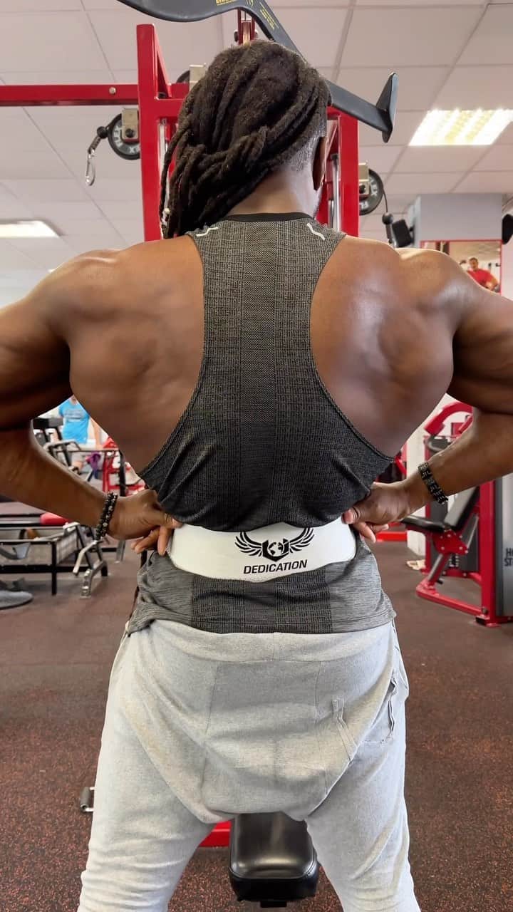Ulissesworldのインスタグラム：「Cobra Back Day is here 🦍 💪🏾 The one variation no one is talking about for a bigger back 💪🏾  When it comes to lat pull downs we often think of two variations, the supinated grip and the pronated grip.  However there is a 3rd variation called the neutral grip.  The neutral grip also called a Swiss grip or hammer grip is where your hands are in a neutral position and are neither supinated or pronated. So why should you do this variation?  1. Provides a safer alternative to those who have shoulder or wrist problem  2. Increased Contraction  3. Improved Grip Strength  But what if there isn’t a neutral grip bar at the gym? Don’t worry! There’s a great gum friendly alternative, using the bar you have grab 2 cable handles (preferably with the roped loop) and loop them through the bar, this will give you a neutral grip position and unlock that 3rd variation for better back muscle development 🔥」