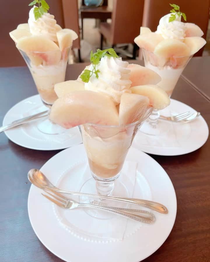 のインスタグラム：「千疋屋総本店 日本橋本店で旬の桃パフェを味わう、毎年恒例の会でした🍑  瑞々しくて、香り高く、甘い白桃を贅沢にたっぷり使った王道パフェと、桃の果汁100%の桃ジュース🍑  桃三昧の口福なひとときでした🥰  #和泉佳子　#桃パフェ  #桃  #桃好き  #桃好きな人と繋がりたい  #千疋屋総本店日本橋本本店」