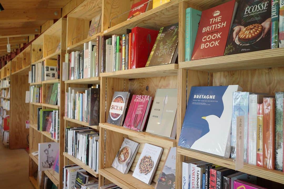 石井輝明さんのインスタグラム写真 - (石井輝明Instagram)「長野、軽井沢。 本屋と併設されたオシャレ落ち着きカフェ。 僕の本が置いてあった。 軽井沢にもあるなんて。  今日はこれからライブです。 来られる方はよろしくお願いします。  #shozocoffee #cafe #coffee #カフェ #コーヒー #喫茶店 #長野カフェ #中軽井沢カフェ #カフェ芸人」7月25日 21時12分 - comandanteishii