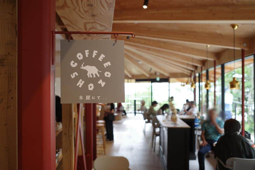 石井輝明のインスタグラム：「長野、軽井沢。 本屋と併設されたオシャレ落ち着きカフェ。 僕の本が置いてあった。 軽井沢にもあるなんて。  今日はこれからライブです。 来られる方はよろしくお願いします。  #shozocoffee #cafe #coffee #カフェ #コーヒー #喫茶店 #長野カフェ #中軽井沢カフェ #カフェ芸人」