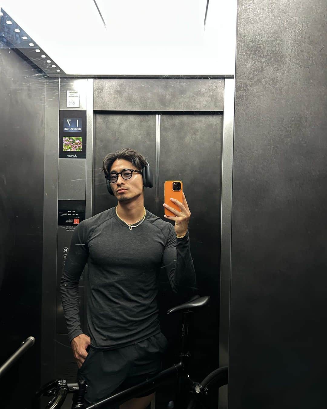 Kensukeのインスタグラム：「服が似合う筋肉こそトレーニングを続ける一番の理由。 ・ ・ 筋肉はシンプルな洋服さえも華やかに見せる。そこにアクセサリーを加える。 皆さんぜひトライしてみて❤️‍🔥」