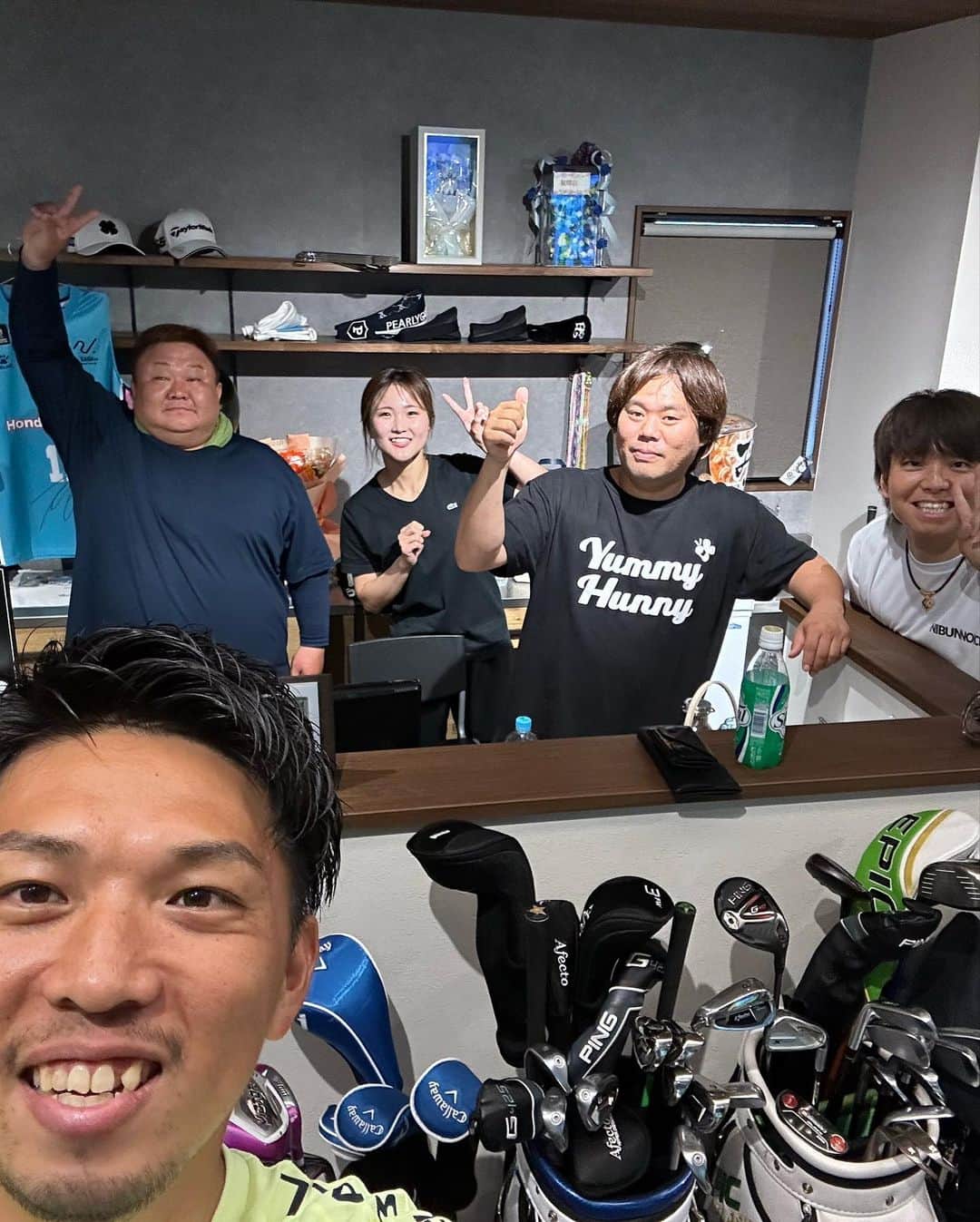 三浦雄也のインスタグラム：「先日久しぶりに佐賀へお邪魔してゴルフ学んできました⛳️ よーらいさんとドラコン対決した動画が公開中❗️  #2枚目スポットライト当たっちゃいました #変な感じに #動画外ではラウンドしました #写真にいないけどはたくんとチーム #足引っ張ってごめん笑 #さきちゃんはじめまして  #稲葉さん2度目まして #その日キッチンカーは休みでした #youtube  #ゴルよか #釣りよかでしょう」