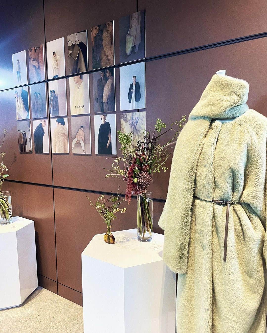 のインスタグラム：「今年も @think_fur の 展示会へ♡  今期も可愛いデザイン たくさんで悩むぅ。。！  進化し続ける エコファーブランドということで 本当にエコファーとは 思えない触り心地で とても気持ち良くて☺️ 着心地も本当に良くて デザインも選べない くらい可愛くて…👏  寒いの苦手だけど こうゆうの着ると 冬が楽しみになる…🫶  @haruka._.style  いつもありがとうございます☺️🌸」