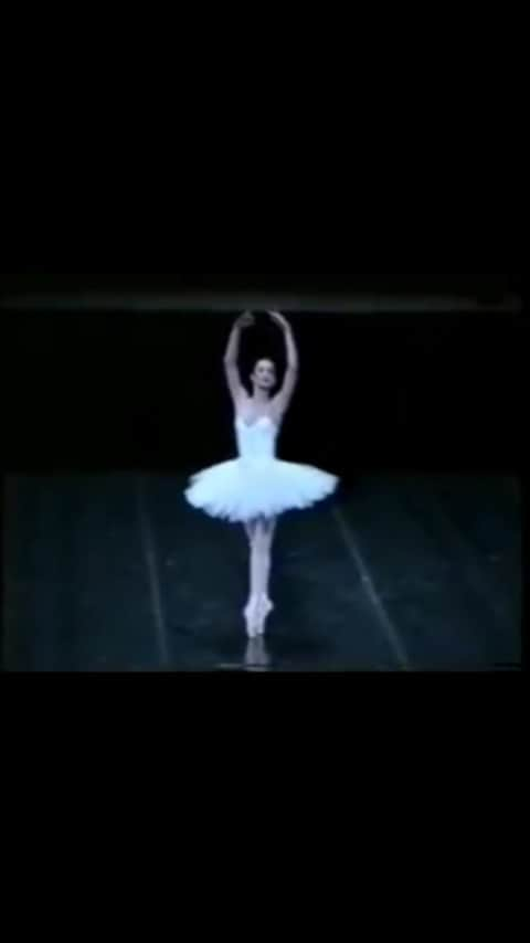 オーレリー・デュポンのインスタグラム：「TUTU TUESDAY! Aurélie Dupont and Dancers from Le Ballet de l'Opéra National de Paris in Suite en Blanc」