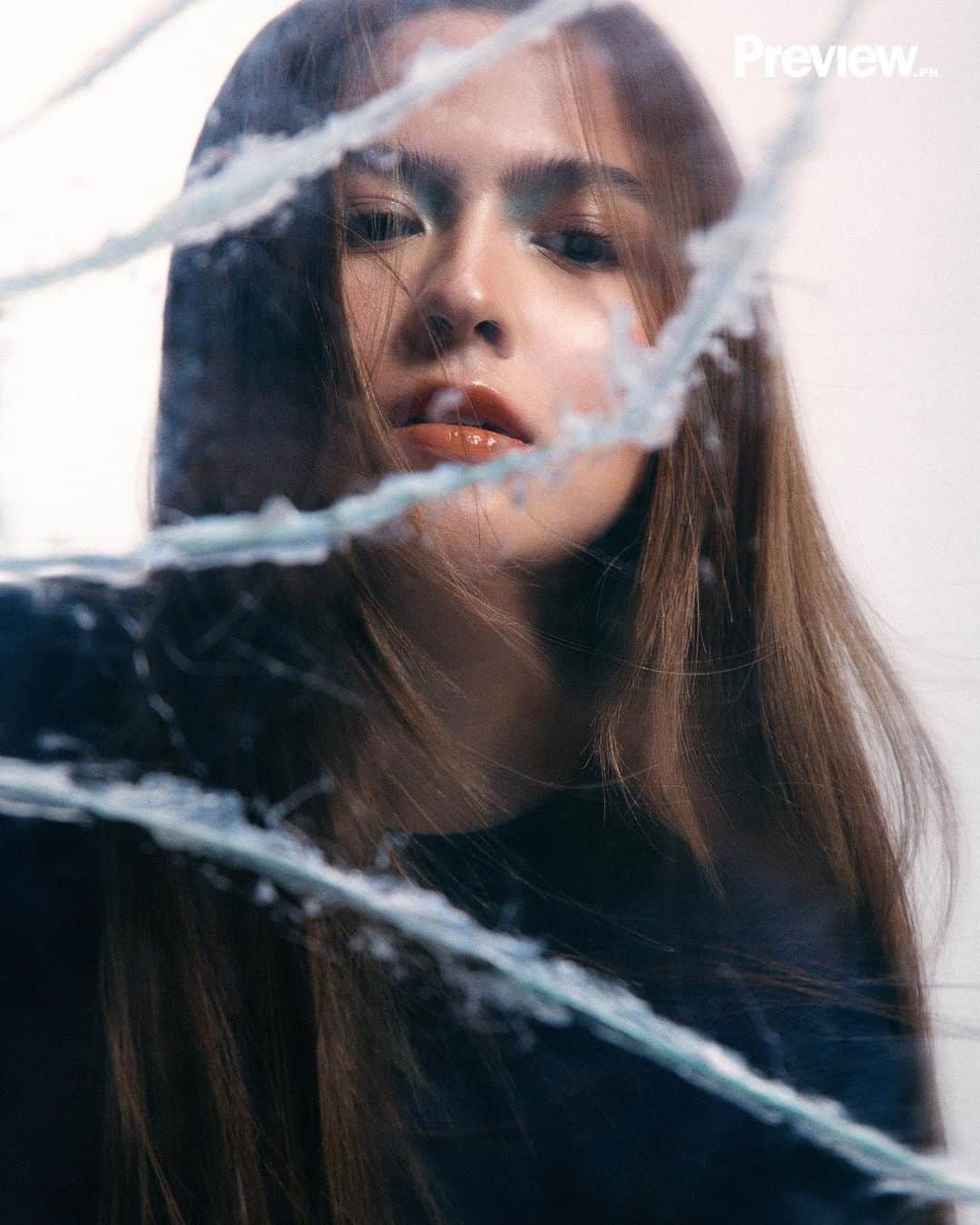 Alexa Ilacadのインスタグラム：「While she may have a packed list of acting credentials under her belt, there are still genres that @alexailacad has yet to fully tap into. The new ABS-CBN and TV5 collaboration "Pira-Pirasong Paraiso" is posed as a gateway to a more “mature” Alexa, but not in its traditional, showbiz-induced definition.  “I gladly accepted it because for me, mature doesn't necessarily mean sexy or anything daring in that sense,” she explains. “I like the maturity of the character, the journey my character has, her story, and her development.”  Read the full story in our link in bio. #PreviewInFocus #PreviewLovesAlexa #PreviewxAlexa  Alexa wears @kenzo from @culdesac.ph   Produced and Styled by The Preview Team Photographer: @karlocadang Creative Director: @bacsarcebal Editor-in-Chief: @itsmarjramos Production: @ishafojas @itsjamiebriones @heyrocketgirl Makeup: @jakegalvez Hair: @_justineocampo Story: @katfromjupiter Videos: @janajodloman Social Media: @itsjamiebriones」