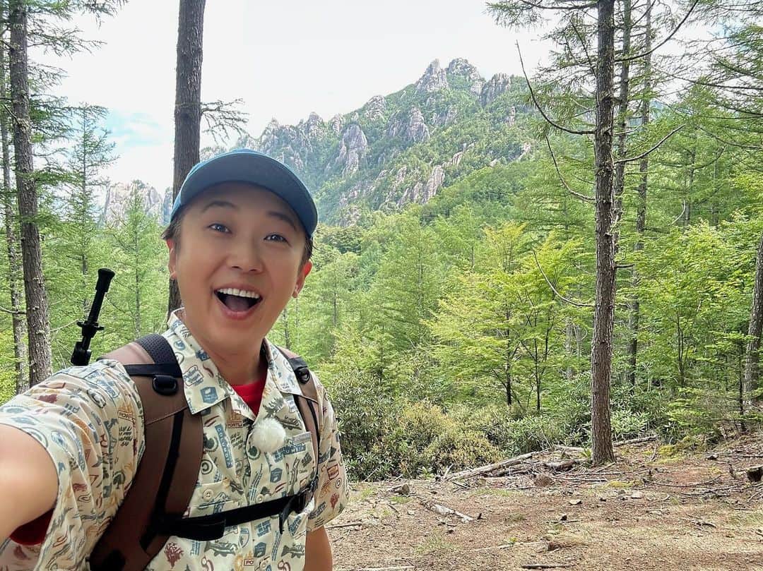 金子貴俊のインスタグラム：「「そこに山があるから」 明日7月26日（水）よる10時30分放送！ 今回わたくしが登るのは日本百名山の1座に選ばれる山梨県の「瑞牆山」 巨岩が点在し“ボルダリングの聖地"とも呼ばれるこの山で、複数の巨岩を登り渡る「ボルダーサーキット」に挑戦しました〜！ 中々スリルがあって楽しかった♬ 道中ではサラサドウダンやハクサンシャクナゲなどの美しい高山植物にも出会うことができました☺️ 山頂には南アルプスや八ヶ岳、 さらに富士山を一望できる大パノラマが！？✨是非ご覧ください！ #そこ山 ＃金子貴俊#BS朝日 ＃登山 #コロンビア ＃瑞牆山#山登り #山好きな人と繋がりたい #登山好きな人と繋がりたい」