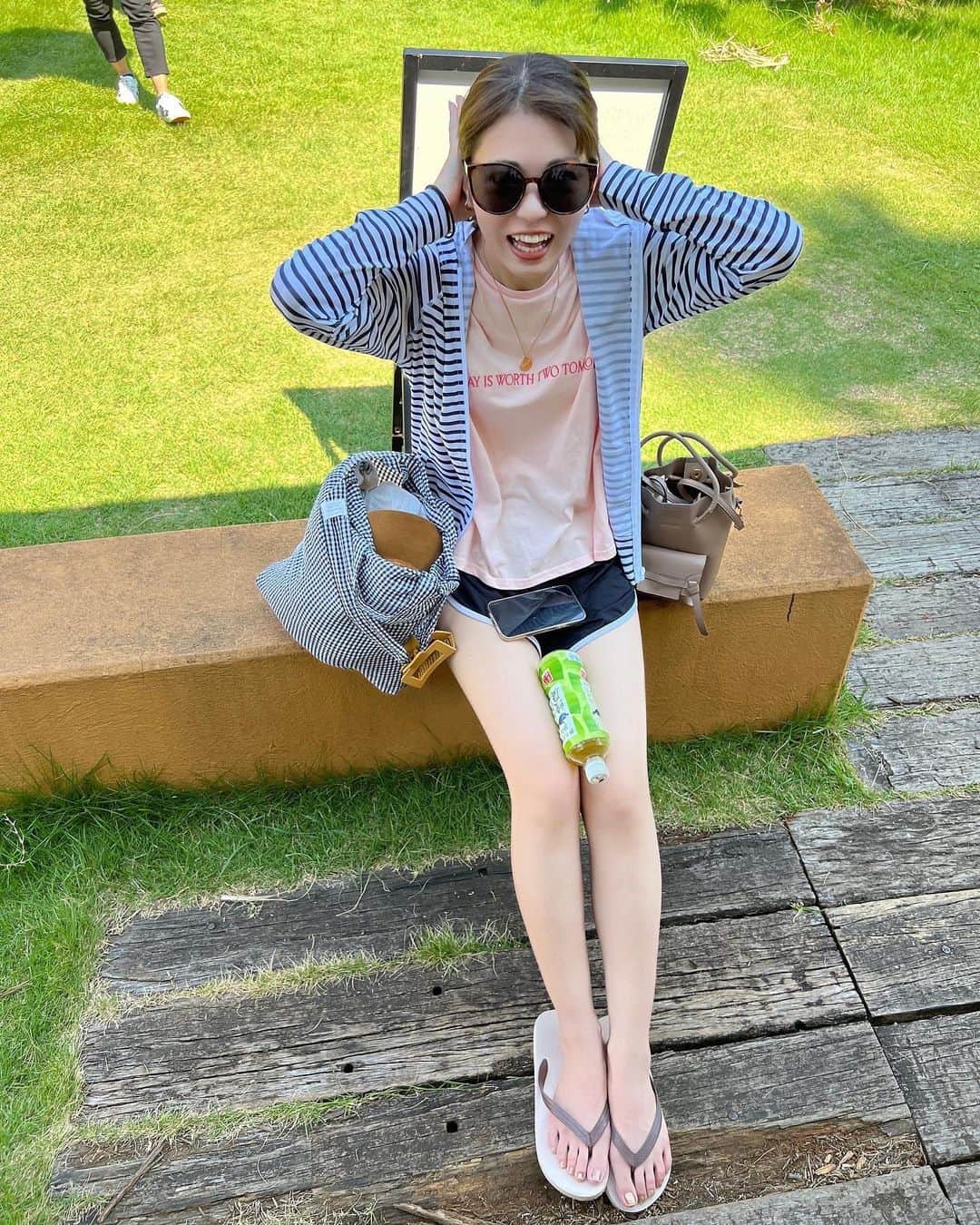 前田亜美のインスタグラム：「. 思い出たち。. . . 不意に撮ってもらった 写真ばっかり| ᐕ)⁾⁾ . 自然体ということで……🫰🏻🌱. . . 海からあがったばかりのわたし。 船で焼けたくないわたし。など…… . . . 友達たちが、てきとーに撮ってくれた✌️. . . てきとーがちょうどいい😇. . .  #スキューバダイビング  #ダイビング  #熱海」