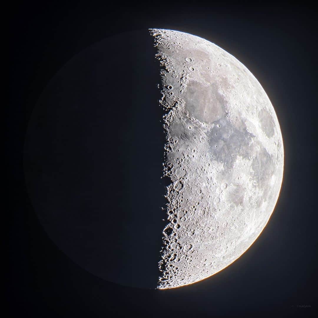 KAGAYAのインスタグラム：「空をご覧ください。 西に上弦の月が沈んでいくところです。 （先ほど、望遠鏡を使って撮影） 今日もお疲れさまでした。  #moon #starphotography #sonyalpha #α7v」