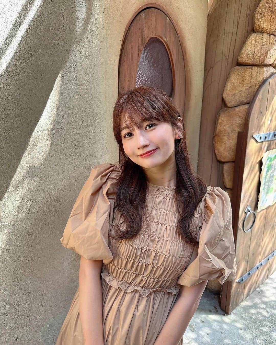 細沼紗花のインスタグラム：「.  お袖ぽわんっとブラウンワンピ🧸 髪の毛伸びてきてヘアアレ楽しい♡  . #ワンピース#ワンピ #ハーフアップ#ヘアアレンジ」