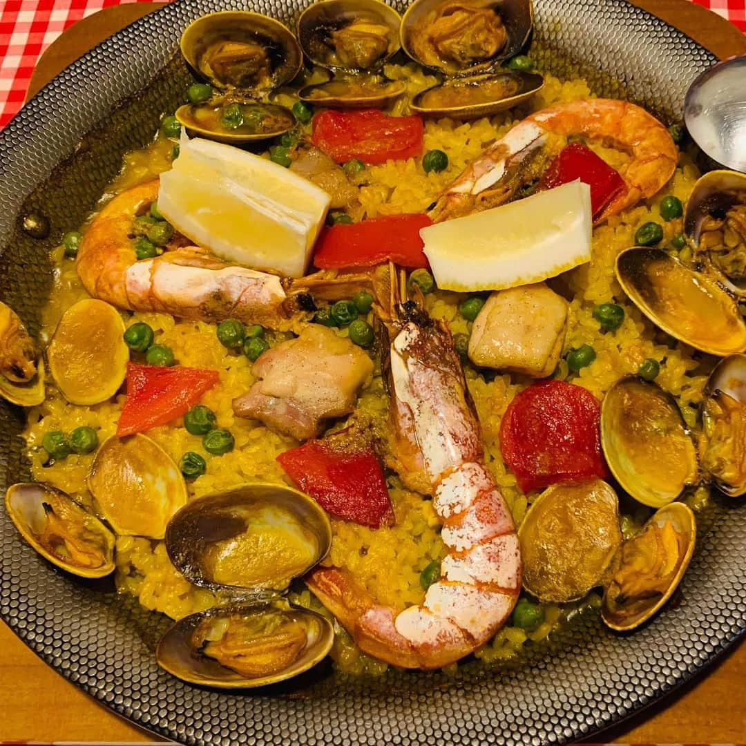 稲葉千秋のインスタグラム：「本格的な✨  スペインのパエリアを頂きました😋  優しくて日本語ペラペラな スペイン人のお母さんが腕を振るう グラナダというお店😌 お店を継がれる予定の息子さんも スペインのシェリー酒にかなりお詳しくて、 飲みやすいシェリー酒をお薦めしてくれました🎵  青森でこんなにも本格的な スペイン料理を味わえるなんて幸せだな〜😍  行かれたことのない方はぜひ❣️  #グラナダ #青森市スペイン料理  #本格パエリア #絶品  #パエリア好き」