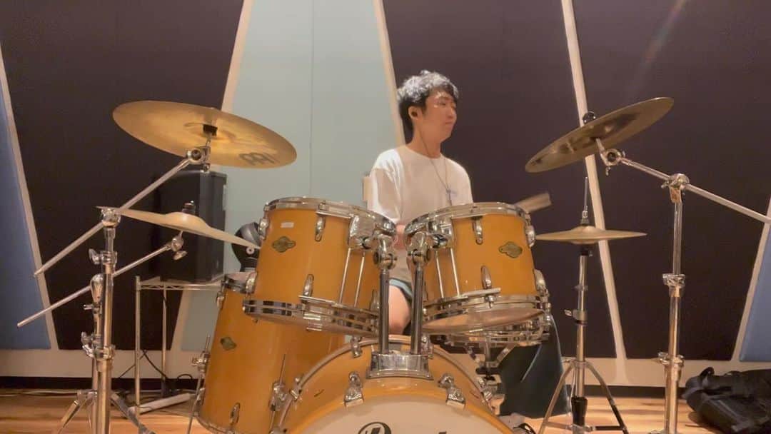 石田明のインスタグラム：「徐々にやけど叩けるようになってきた  #43歳ドラムデビュー」