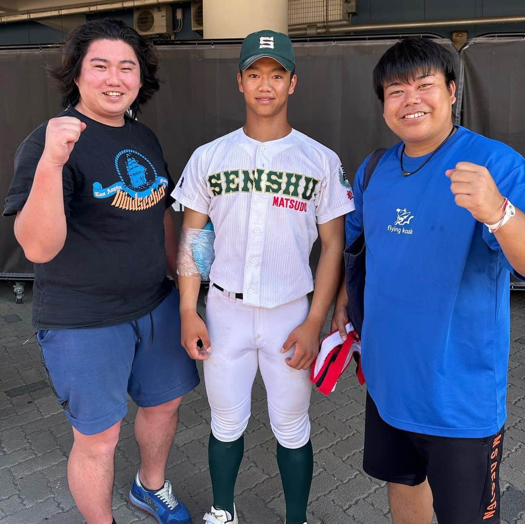 野球YouTuber向さんのインスタグラム写真 - (野球YouTuber向Instagram)「・  専大松戸を創部初の 甲子園に導いた元ロッテ 原嵩くんと専大松戸 準決勝の応援に行きました⚾︎  伝説の名将・持丸監督 プロ注目のエース平野くん サードで大活躍の大森くんと 写真も撮ってもらいました⚾︎ 明後日の決勝も頑張って下さい🍜  #高校野球 #専大松戸 #ムコウズ #野球しようよ」7月25日 21時25分 - 89youtuber_muko