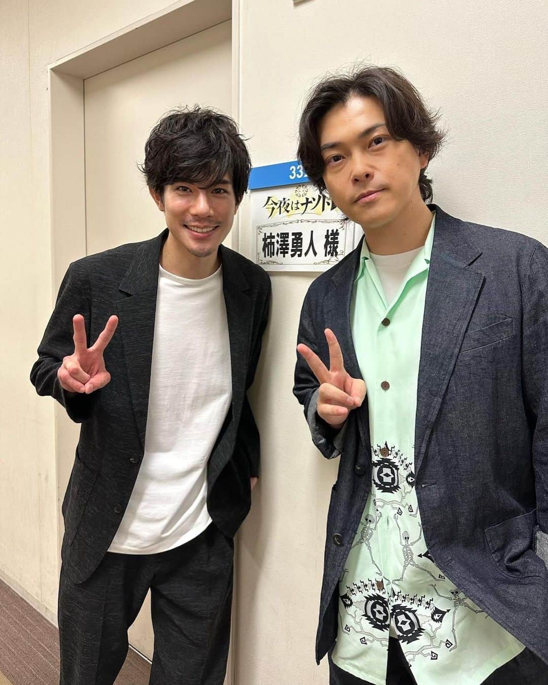 勝地涼のインスタグラム：「「今夜はナゾトレ」 ありがとうございました😊 稽古終わったら終わってた。 お知らせできずにさーせん！ 来週もぜひ観てください！  ひさびさにカッキーと会えた！ 共演はクローズexplode以来か？ てことは10年前。。 お互いに大人になったね。 歌声さすがだったよ。  俺の歌声は、、、🤫 一生懸命練習してます。笑 ビートルジュース本番までには！ なんとか、、、する！」