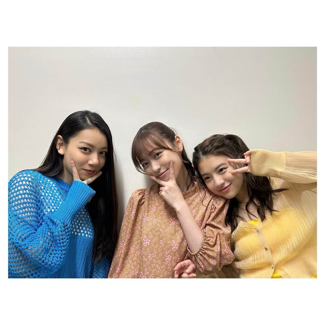 福原遥さんのインスタグラム写真 - (福原遥Instagram)「. 18/40ふたりなら夢も恋も 第3話今夜22時から放送です☺︎ お父さん役の#安田顕 さんとのシーン、私自身とても心に刺さる忘れられないシーンです！泣 是非観てください！ 写真は、大好きなお2人と♡ 有栖の友達、世奈役の#出口夏希 ちゃんと留依役の#長澤樹 ちゃん✨ #エイフォー #エイティーンフォーティー」7月25日 21時26分 - haruka.f.official