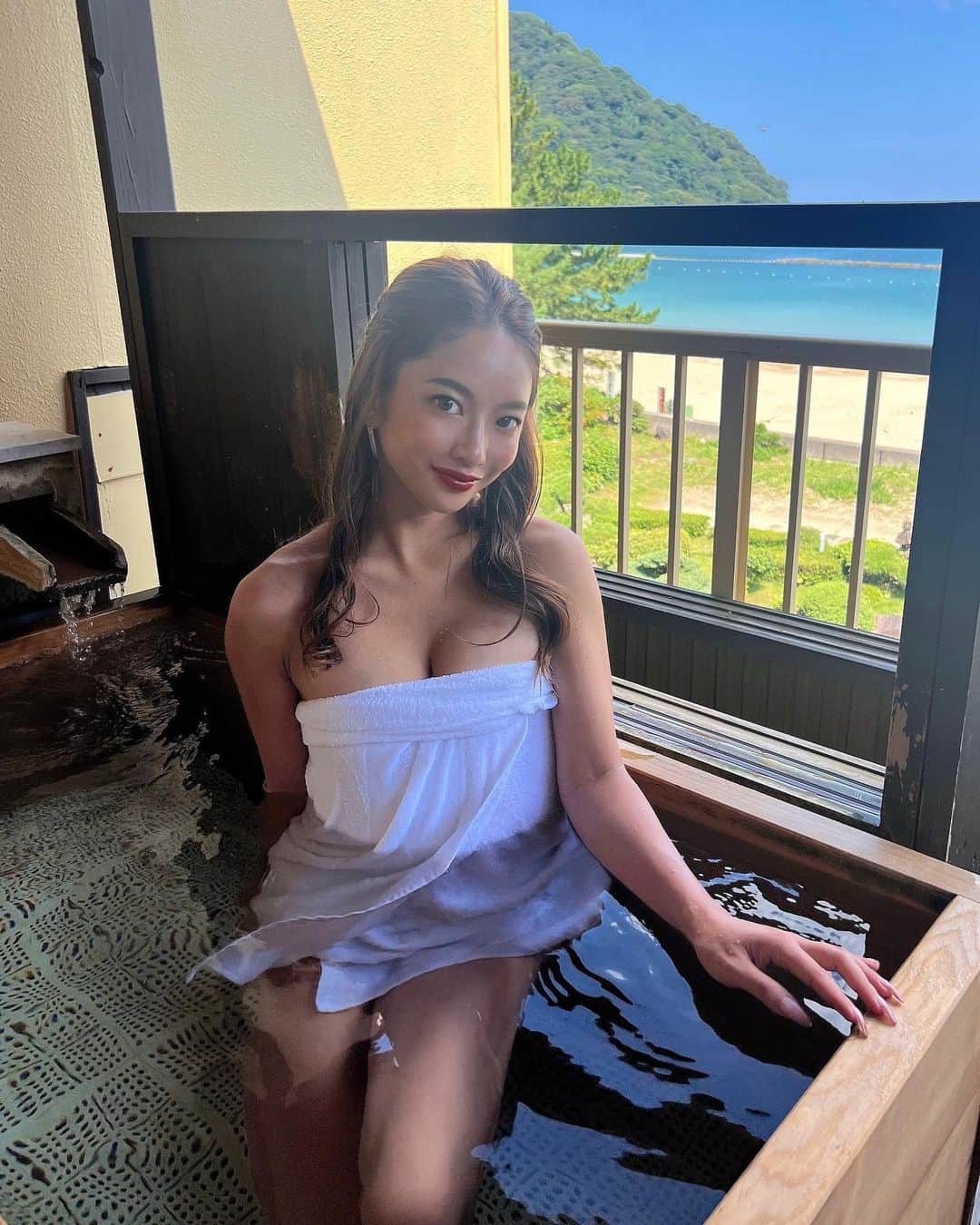 宇都宮茜のインスタグラム：「夏の温泉も悪くないネ♨️👌🏼✋🏻🤍  海沿いのロケーションは最高すぎた🙌🏽 👙持ってきてたら海も泳ぎたかったなぁ🏊🏻‍♀️  .  .  .  .  .  .  .  .  .  .  .  .  .  .  .  .  .  .  .  .  .  .  .  .  .  .  .  #山口#山口観光#山口旅行#山口温泉#萩#萩市#温泉#中国地方#温泉旅館#温泉旅行#露天風呂#露天風呂付き客室#海#海沿い#自撮り女子#温泉好き#温泉巡り#インスタグラビア#温泉女子#水着女子#ビキニ女子#japanesegirl#hotsprings#onsen」