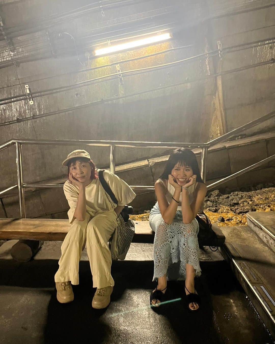 福田瞳さんのインスタグラム写真 - (福田瞳Instagram)「どあい駅は外せない☺︎ 三角屋根がかわいい、日本一深い駅。 通称『モグラ駅』 計486段ある階段を下った先にホームがあるよ。 降りるのはわくわく楽しいのだけれど、ホームから見上げた階段見ると、 ちょっぴり降りたことを後悔するよ。笑。でも、登らないと出れないので、登るしかないの。途中から会話なくなるよ〜☺︎ #どあい駅 #モグラ駅 . . 最後の写真は前の投稿に入れそびれたこよちゃんが撮ってくれた写真。 テンション高めでお気に入り♡」7月25日 21時30分 - fukudahitomi610