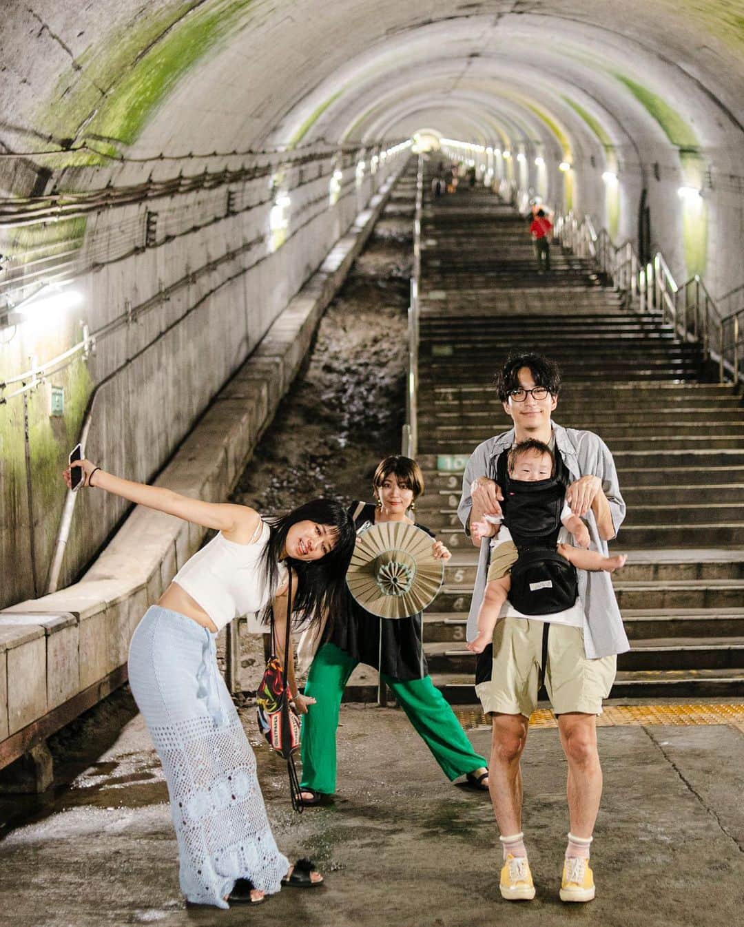 福田瞳さんのインスタグラム写真 - (福田瞳Instagram)「どあい駅は外せない☺︎ 三角屋根がかわいい、日本一深い駅。 通称『モグラ駅』 計486段ある階段を下った先にホームがあるよ。 降りるのはわくわく楽しいのだけれど、ホームから見上げた階段見ると、 ちょっぴり降りたことを後悔するよ。笑。でも、登らないと出れないので、登るしかないの。途中から会話なくなるよ〜☺︎ #どあい駅 #モグラ駅 . . 最後の写真は前の投稿に入れそびれたこよちゃんが撮ってくれた写真。 テンション高めでお気に入り♡」7月25日 21時30分 - fukudahitomi610
