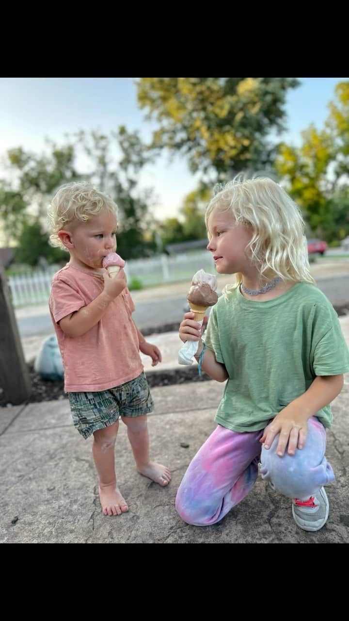 ジェームズ・ヴァン・ダー・ビークのインスタグラム：「I had to sing for my supper.  My wife @vanderkimberly made made our kids perform for their dessert 😂  #icecream #vacation #kids #parenting」